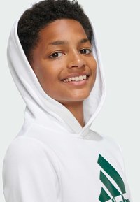 Sudadera blanca con un gran logo verde, cuenta con capucha ajustable, textura suave y un corte relajado. Tejido liso y diseño minimalista.