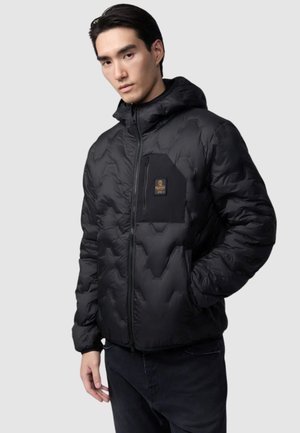 Giubbotto piumino nero con cappuccio, caratterizzato da un design a diamond trapuntato, una tasca sul petto con zip e una patch con logo nera.