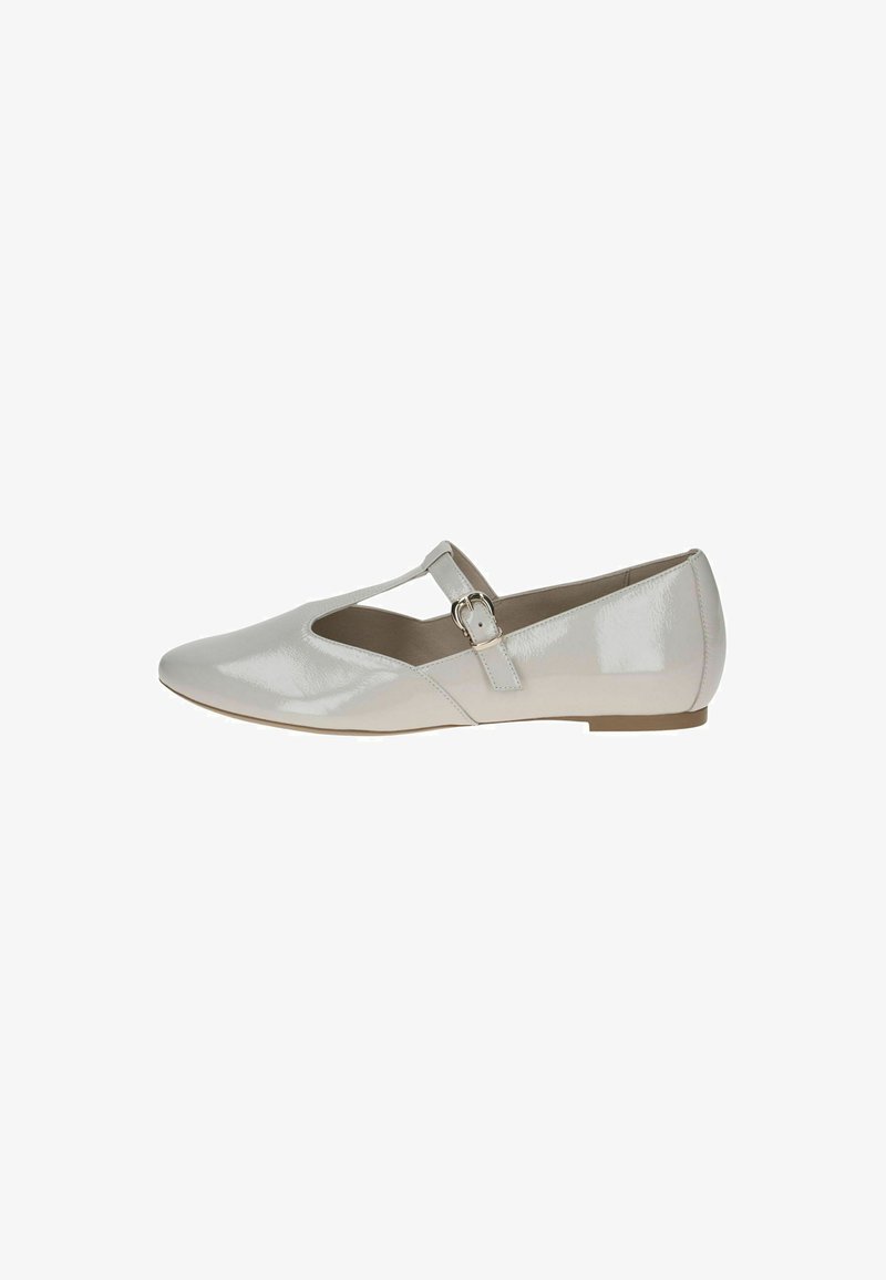 Vaaleanhopeiset Mary Jane -tasapohjakengät, joissa on kiiltävä pinta, kolmiomainen kärki ja sivussa solkikiinnitys. Tasainen pohja, minimalistinen muotoilu.