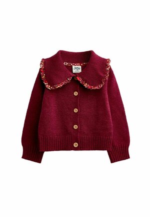 Kinder langer bordeauxfarbener Cardigan mit Holzknöpfen, weiter abgerundeter Kragen mit rotem Blumenstoffbesatz.