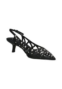 Mustat kärjelliset slingback-kengät, joissa on kitten-korko, ristiin menevät nauhat ja niittikoristeet tekstuurin ja yksityiskohtien lisäämiseksi.