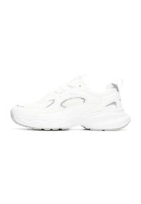 Zapatillas deportivas blancas con suela texturizada, acentos de malla y detalles en plata. Cuerdas y una lengüeta en el talón. Diseño de punta redondeada.