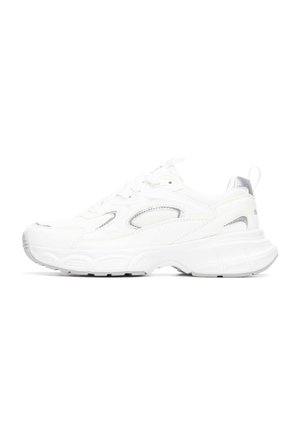 Zapatillas deportivas blancas con suela texturizada, acentos de malla y detalles en plata. Cuerdas y una lengüeta en el talón. Diseño de punta redondeada.