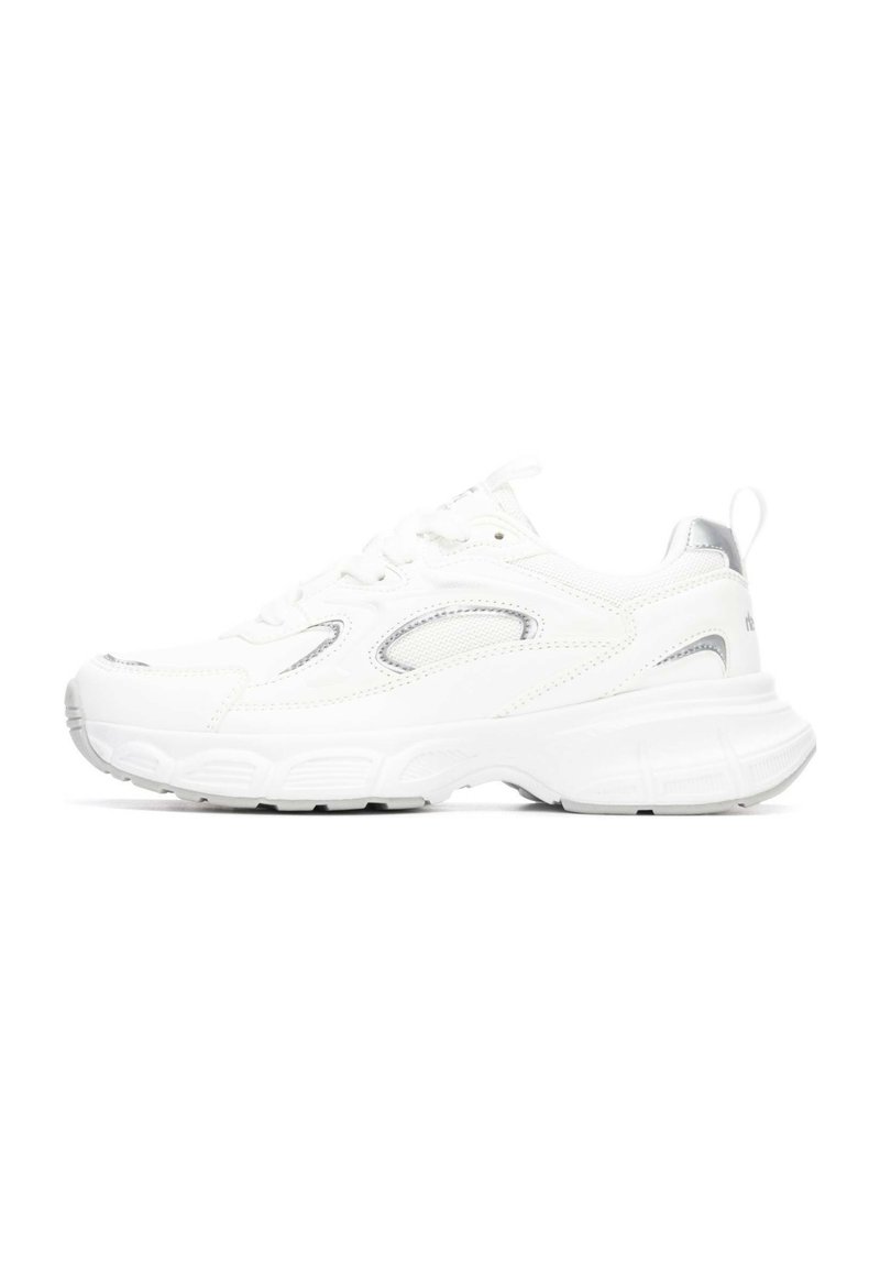 Zapatillas deportivas blancas con suela texturizada, acentos de malla y detalles en plata. Cuerdas y una lengüeta en el talón. Diseño de punta redondeada.