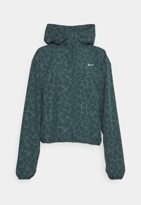 Tmavě zelená deštník s kapucí, s bílým tečkovaným vzorem a centrálním zipem. Logo Nike tištěné na levém prsu.
