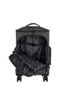 Schwarzer rollender Rucksack mit grauer Außenseite, ausgestattet mit einem Reißverschluss, Innengurten und einem glatten Stofffutter mit Logomuster.