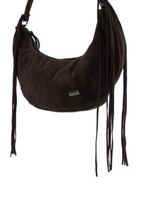 Księżycowa torebka z ciemnobrązowego zamszu z długimi frędzlami i metalową metką marki na pojedynczym pasku na ramię.