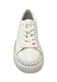 Witte leren sneakers met een ronde neus, voorzien van meerkleurige stiksels langs de zool en platte veters. Glad oppervlak overal.