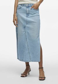 Gonna midi in denim azzurro chiaro con spacco laterale, dotata di tasca frontale, dettagli di cucitura e design dritto e strutturato.
