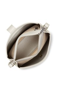 Sac à main en cuir gris clair avec une finition texturée, ayant un grand compartiment principal et une poche zippée, doublé de tissu beige lisse.