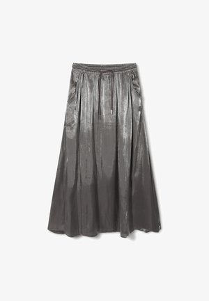 Lange, metallic grijze rok met een elastische tailleband en trekkoord, voorzien van zijzakken en een vloeiende design. Gladde textuur, licht glanzend oppervlak.