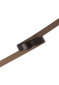 Bruine leren riem met een glanzende afwerking en een platte, ronde gesp. De band is in een contrasterend matbruin en toont een strakke, minimalistische stijl.