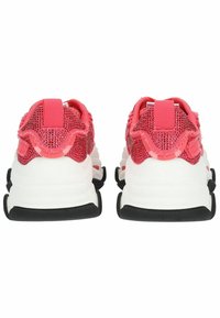Rote gestrickte Sportschuhe mit einem strukturierten Obermaterial, einer weißen Zwischensohle und einer schwarzen Gummisohle. Mit einem Schlaufen-Hakel für einfaches Anziehen.