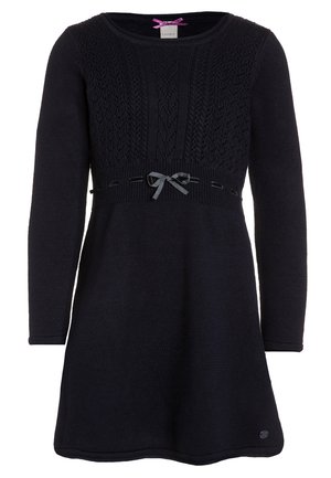 Sort langærmet strikket kjole med tekstureret mønster på brystet, en lille grå sløjfe ved taljen og rund halsudskæring.