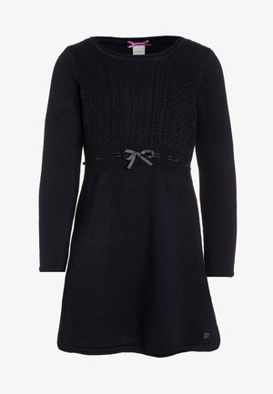 Vestido negro de manga larga de punto con patrón texturizado en el pecho, un pequeño lazo gris en la cintura y un escote redondo.