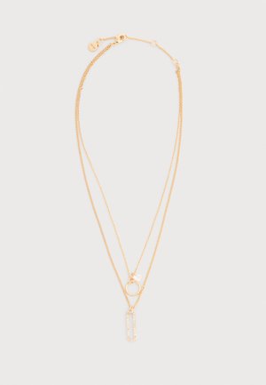 Delicata collana a strati in oro con due catene, una con un piccolo cerchio e ciondolo di perla, l'altra con un pendente rettangolare con cristalli incastonati.