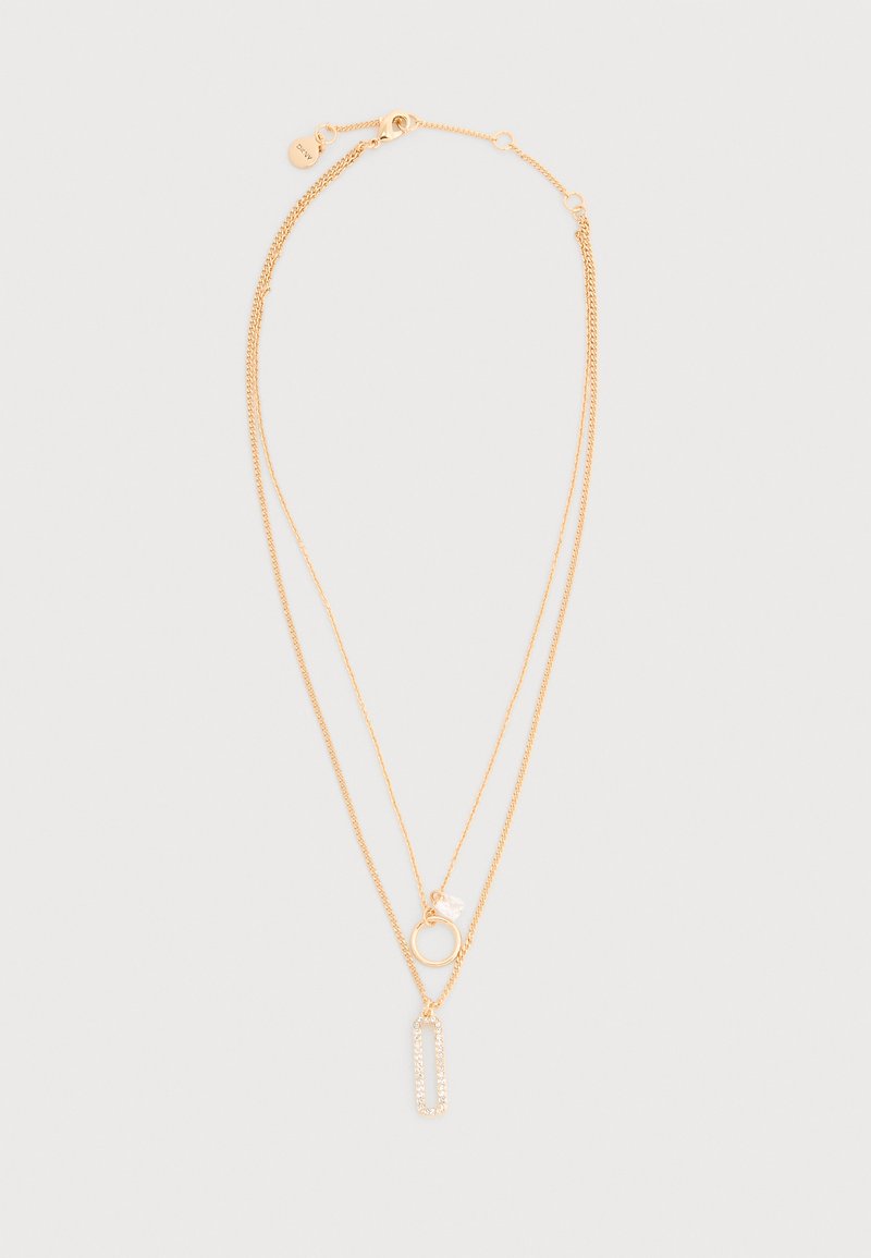 Ευαίσθητο πολυεπίπεδο κολιέ από χρυσό με δύο αλυσίδες, η μία με ένα μικρό κύκλο και μαργαριταρένιο μενταγιόν, η άλλη με ένα ορθογώνιο μενταγιόν με ενσωματωμένα κρύσταλλα.