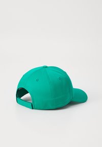 Turkise baseball cap med buet skjerm, justerbar stropp bak, glatt stofftekstur og seks ventilasjonsdunker.