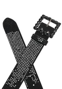 Cinturón negro con un diseño texturizado que presenta perforaciones cuadradas; hebilla grande negra con joyas y espiga plateada.