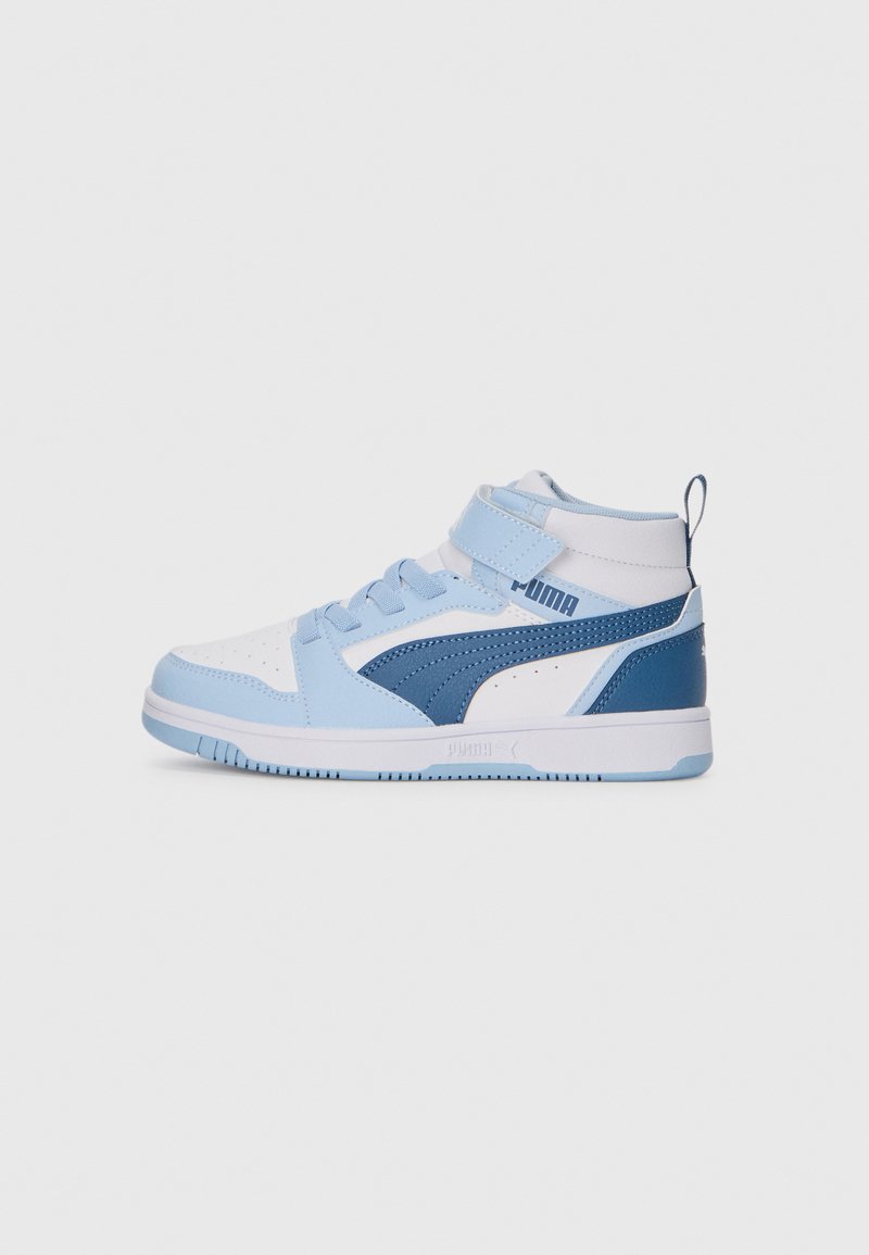 Baskets montantes avec une base blanche, des accents bleu clair et marine, une fermeture par sangle, un bout perforé et une semelle texturée.