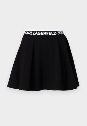 Melnā svārku izstrādājums ar izvērstu dizainu, izgatavots no kokvilnas. Ar baltu elastīgu jostasvietu, uz kuras redzams "KARL LAGERFELD JEANS" logo teksts.