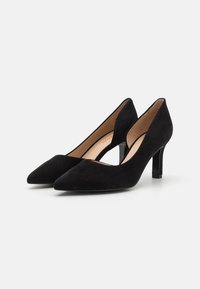 Scarpe nere in suede con tacco alto, dalla punta affusolata e un tacco snello di altezza media. Design classico con una fodera interna liscia.