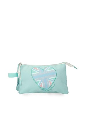 Bolsa azul claro con cremallera, diseño del Union Jack en forma de corazón y asa lateral en un fondo blanco.