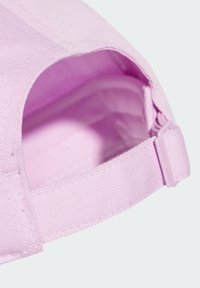Roze stoffen pet met een gebogen klep, textuur op het oppervlak en een verstelbare band aan de achterzijde voor een goede pasvorm. Aan de binnenkant zit een glanzende voering.