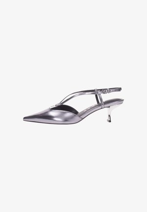 Décolleté slingback argento con punta appuntita, tacco kitten, sottile cinturino a T e fibbia regolabile su sfondo bianco.
