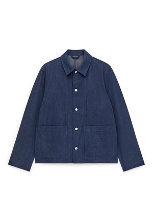 Mørkeblå denimjakke med krave, to forlommer, trykknapper foran og en afslappet pasform med lange ærmer.