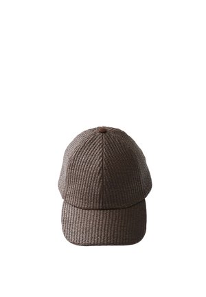 Casquette de baseball marron tissée avec une visière incurvée et un bouton sur le dessus, vue de face.