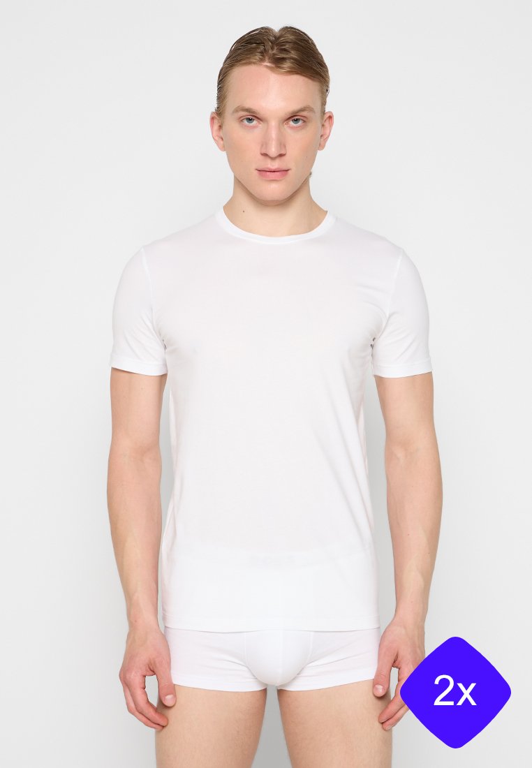Weißes, aus Baumwollmischung gefertigtes T-Shirt mit kurzen Ärmeln, Rundhalsausschnitt, glatter Textur und slim fit, kombiniert mit passenden weißen Shortys.