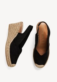 Černé nubukové espadrilky s tkaným juty podpatkem, otevřenou zadní částí a vykrojenými stranami, s kulatou špičkou a hnědou stélkou. Velikost 37.