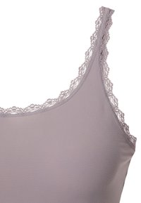 Canotta color lavanda chiaro con spalline regolabili in pizzo, caratterizzata da una texture morbida e liscia e da una scollatura rotonda con bordo in pizzo.