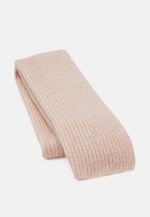 Écharpe rose pâle en maille côtelée douce, pliée à plat, montrant un petit logo brodé près d'une extrémité, sur fond blanc.