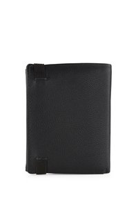 Billetera de cuero negro con una superficie texturizada, cuenta con una banda elástica para el cierre y tiene una forma rectangular sencilla.