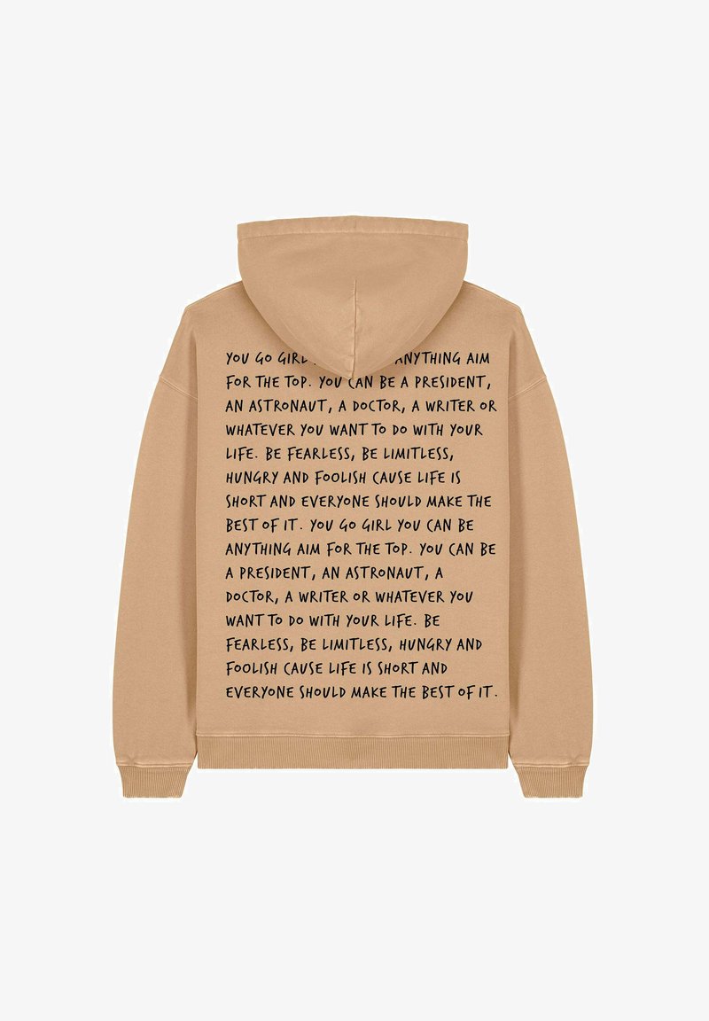 Sweatshirt beige à capuche avec un large texte noir au dos, présentant des phrases motivantes dans une police manuscrite décontractée. Tissu doux, coupe décontractée.