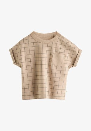 Beige t-shirt med korte ærmer og et ternet mønster i mørkebrun. Har en brystlomme og en rund halsudskæring med trykknapper på den ene skulder.