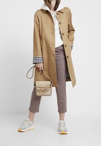 VILA Pantalon classique - sand