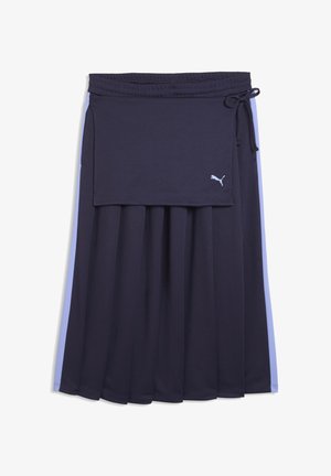 Tmavomodrá plisovaná sukňa so svetlomodrými bočnými pruhmi, pripevneným zavinovacím panelom, sťahovacím pásom a malým bielym logom Puma na paneli.