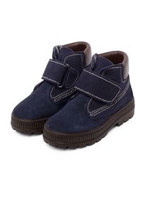 Stivali in suede blu navy con cavigliera in pelle marrone, cinturino in velcro, cuciture bianche e suola in gomma testurizzata per una migliore aderenza.