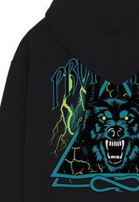 Felpa nera con cappuccio che presenta una vivace grafica di un lupo ringhiante in blu teal e nero, con accenti di fulmini e forme geometriche nel design.