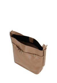 Borsa a mano in pelle beige con una texture liscia, un dettaglio in metallo dorato e un compartimento principale con chiusura a cerniera e una tracolla decorativa.