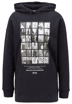 Schwarzer Hoodie mit einem Raster aus schwarz-weißen Modefotos und dem Text "Generation Boss" und "Boss suits every generation."
