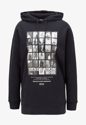 Sweat à capuche noir avec une grille de photos de mode en noir et blanc et le texte "Generation Boss" et "Boss suits every generation."