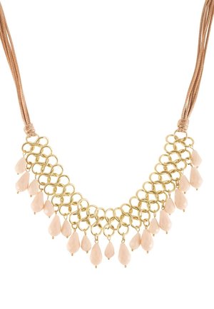Collana a catena d'oro con anelli collegati e perline pendenti di colore rosa pallido a forma di goccia, attaccata a più cordoncini beige.