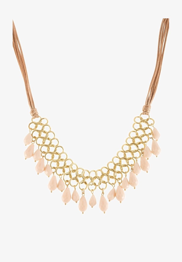 Collier chaîne en or avec des maillons liés et des perles pendantes en forme de goutte rose pâle, rattaché à plusieurs cordons beige.