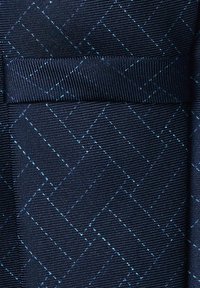 Tela azul oscuro con un patrón tejido en forma de cuadrícula que presenta acentos en azul claro. Textura lisa, con un diseño estructurado y costuras visibles.