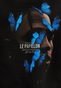 Camiseta negra con un gráfico de una cara rodeada de mariposas azules y texto blanco que dice "LE PAPILLON" con detalles adicionales a continuación.