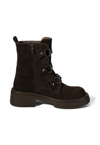 Braune Wildleder-Stiefeletten mit seitlichem Reißverschluss, dekorativen Schlaufen und einem klobigen Absatz. Verfügt über eine abgerundete Spitze und eine strukturierte Oberfläche.